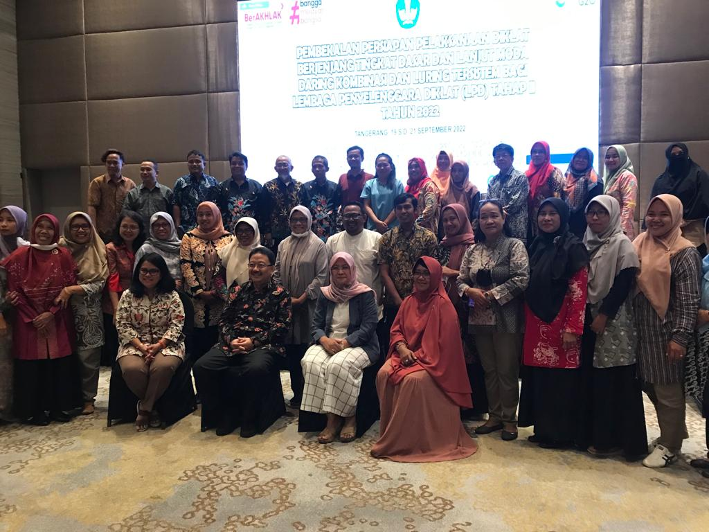 foto bersama ibu dirjenGTK PAUD dan para peserta LPD 2